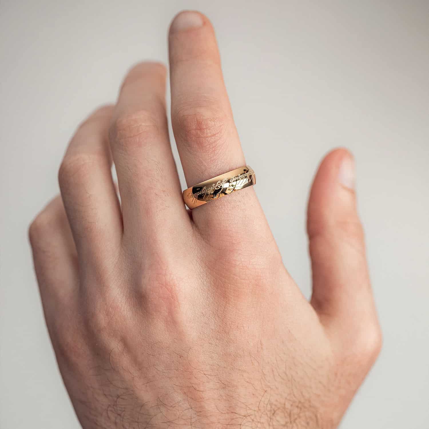 Anillo Único de Sauron puesto