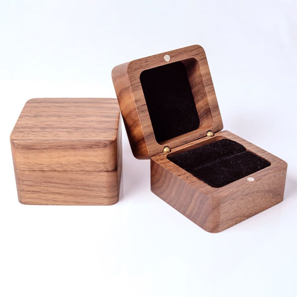 Caja expositora de anillos de madera